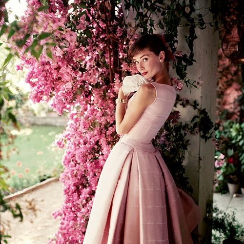 Audrey Hepburn (1929-1993), fotografada em La Vigna, a vila de Hepburn nos arredores de Roma, Glamour, dezembro, 1955 © Norman Parkinson Archive / Courtesy Iconic Images Audrey Hepburn (1929-1993), fotografada em La Vigna, a vila de Hepburn nos arredores de Roma, Glamour, dezembro, 1955 © Norman Parkinson Archive / Courtesy Iconic Images