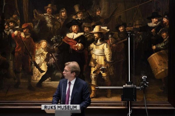 Diretor do Rijksmuseum apresenta o restauro de "A Ronda da Noite". Foto EPA/OLAF KRAAK Diretor do Rijksmuseum apresenta o restauro de "A Ronda da Noite". Foto EPA/OLAF KRAAK