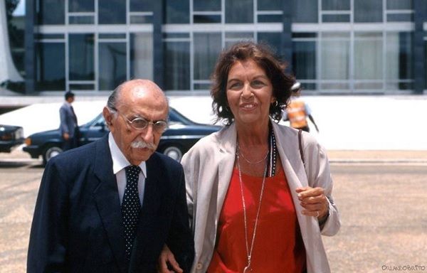 Maria Elisa Costa com o seu pai Lúcio Costa DR Maria Elisa Costa com o seu pai Lúcio Costa DR