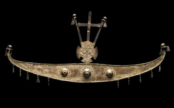 Diadema em liga de prata que tem ao centro o escudo português. Comprado em Timor-Leste por Ruy Cinatti e vendido ao Museu em 1964. Cortesia: Museu Nacional de Etnologia/DGPC/ADF Diadema em liga de prata que tem ao centro o escudo português. Comprado em Timor-Leste por Ruy Cinatti e vendido ao Museu em 1964. Cortesia: Museu Nacional de Etnologia/DGPC/ADF