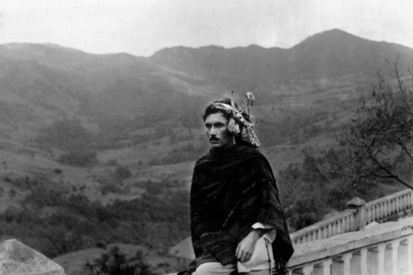 Ruy Cinatti em Timor, usando um pano e um diadema tradicionais. Espólio Ruy Cinatti/Biblioteca Universitária João Paulo II/Universidade Católica Portuguesa Ruy Cinatti em Timor, usando um pano e um diadema tradicionais. Espólio Ruy Cinatti/Biblioteca Universitária João Paulo II/Universidade Católica Portuguesa