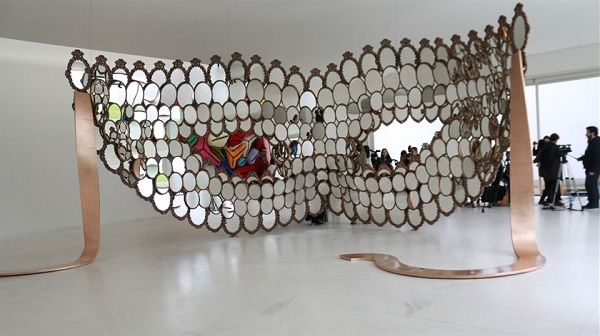 A máscara veneziana é um dos pontos altos da exposição. Pesa 2,5 toneladas e é composta por 231 molduras de duplo espelho. A máscara veneziana é um dos pontos altos da exposição. Pesa 2,5 toneladas e é composta por 231 molduras de duplo espelho.