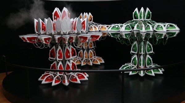 Inspirado no filme "Transformers", há três espécies de robôs feitos a partir de ferros de engomar. A peça é dinâmica: os ferros abrem e sai vapor. Inspirado no filme "Transformers", há três espécies de robôs feitos a partir de ferros de engomar. A peça é dinâmica: os ferros abrem e sai vapor.