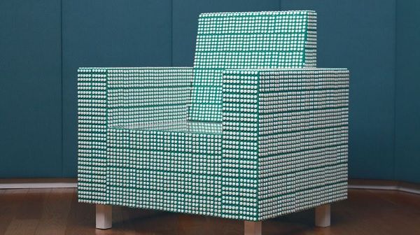 Sofá construído a partir de blisters com comprimidos de Arspirina. Sofá construído a partir de blisters com comprimidos de Arspirina.