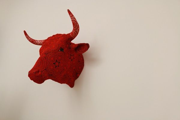 A peça alusiva ao touro é uma das que tem feito mais sucesso em Espanha, revela a artista. Trata-se de uma faiança de Rafael Bordalo Pinheiro pintada com acrílico e renda em croché dos Açores. A peça alusiva ao touro é uma das que tem feito mais sucesso em Espanha, revela a artista. Trata-se de uma faiança de Rafael Bordalo Pinheiro pintada com acrílico e renda em croché dos Açores.