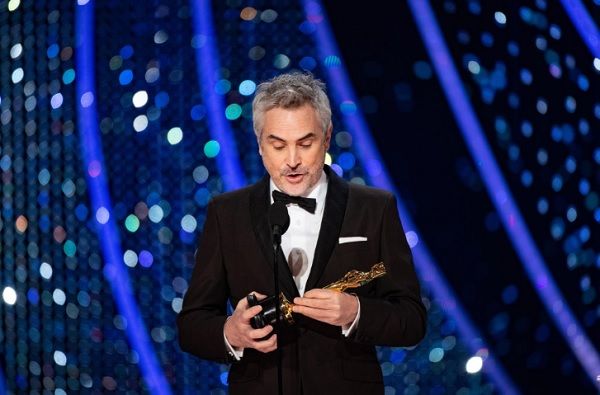 Alfonso Cuarón com o seu quarto Óscar_Aaron Poole/AMPAS/EPA Alfonso Cuarón com o seu quarto Óscar_Aaron Poole/AMPAS/EPA