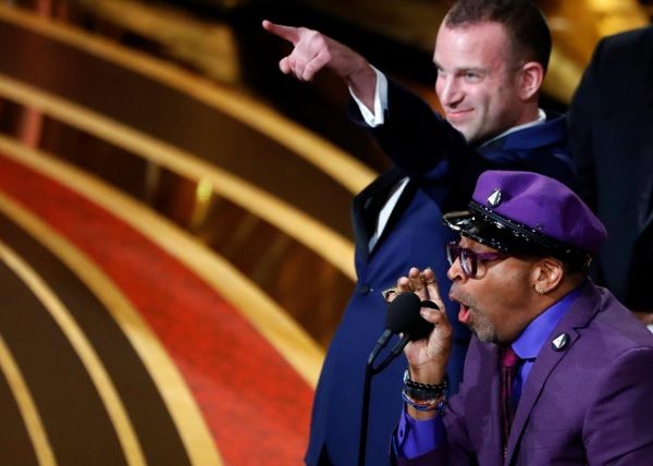 Spike Lee em palco com o seu Óscar de Argumento Adaptado_ Mike Blake /Reuters Spike Lee em palco com o seu Óscar de Argumento Adaptado_ Mike Blake /Reuters