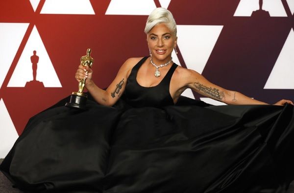 Lady Gaga recebeu o Óscar de Canção Original_ Etienne Laurent/EPA Lady Gaga recebeu o Óscar de Canção Original_ Etienne Laurent/EPA