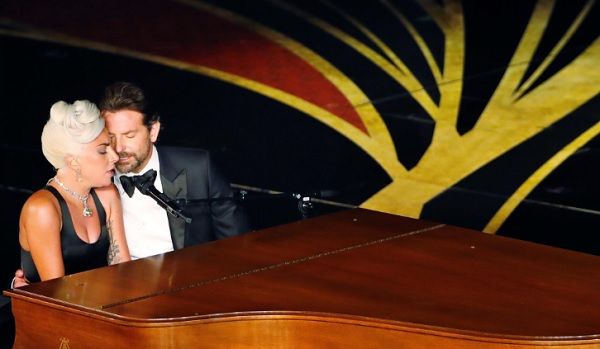 Lady Gaga e Bradley Cooper a interpretar "Shallow"_ Mike Blake/Reuters Lady Gaga e Bradley Cooper a interpretar "Shallow"_ Mike Blake/Reuters