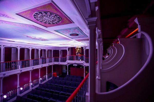 Teatro Lu.Ca, em Belém, com teto pintado por Columbano Bordallo Pinheiro. Foto de Miguel Manso Teatro Lu.Ca, em Belém, com teto pintado por Columbano Bordallo Pinheiro. Foto de Miguel Manso