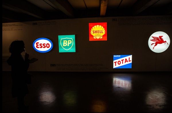 Numa sala arte-pop, com os símbolos das empresas de petróleo, gás e mineração espalhadas pelo mundo onde detinha participações_Miguel Manso Numa sala arte-pop, com os símbolos das empresas de petróleo, gás e mineração espalhadas pelo mundo onde detinha participações_Miguel Manso