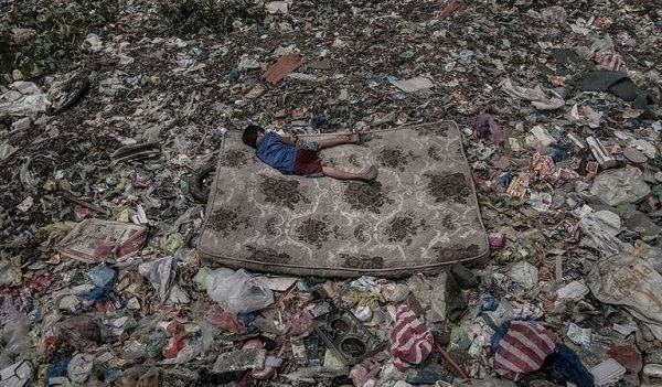 "Living Among What's Left Behind" é o título da imagem de Mário Cruz, fotojornalista da agência Lusa, que ficou em terceiro lugar. Foto Mário Cruz "Living Among What's Left Behind" é o título da imagem de Mário Cruz, fotojornalista da agência Lusa, que ficou em terceiro lugar. Foto Mário Cruz