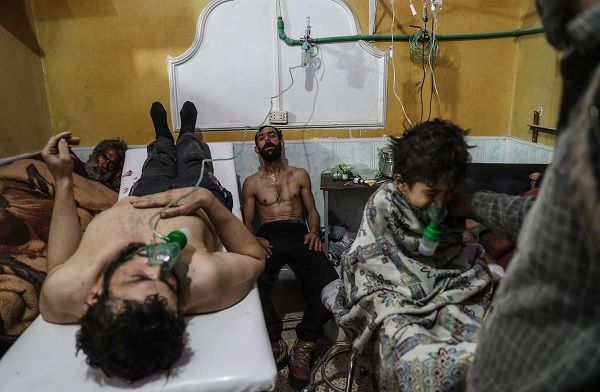 Uma das fotos de "Síria, Sem Saída", que ganhou o segundo prémio na categoria "Spot News - Stories". Mostra as vítimas do ataque com gás na aldeia de al-Shifunieh, em Ghouta. Foto EPA/Mohammed Badra Uma das fotos de "Síria, Sem Saída", que ganhou o segundo prémio na categoria "Spot News - Stories". Mostra as vítimas do ataque com gás na aldeia de al-Shifunieh, em Ghouta. Foto EPA/Mohammed Badra