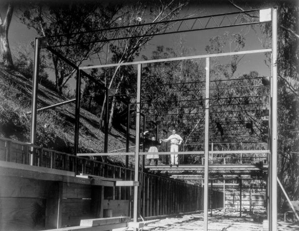Ray e Charles Eames na estrutura de aço de sua casa em 1949_ Eames Office Ray e Charles Eames na estrutura de aço de sua casa em 1949_ Eames Office