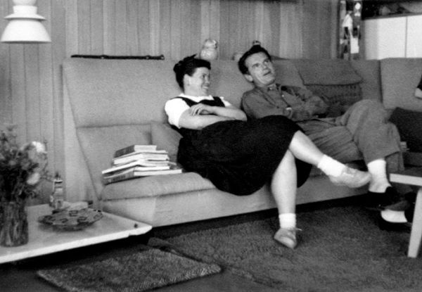 O casal no seu sofá embutido, 1951_ Jim Eppinger/Eames Office O casal no seu sofá embutido, 1951_ Jim Eppinger/Eames Office