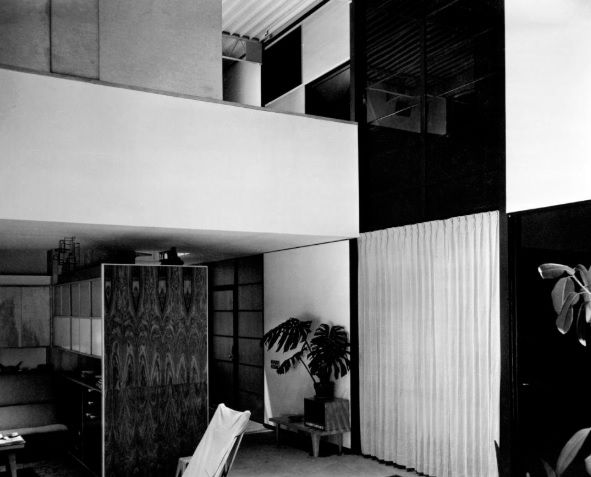 Parte dos lados norte e leste da sala que mostra a varanda da zona do quarto, com painéis deslizantes_ Eames Office Parte dos lados norte e leste da sala que mostra a varanda da zona do quarto, com painéis deslizantes_ Eames Office