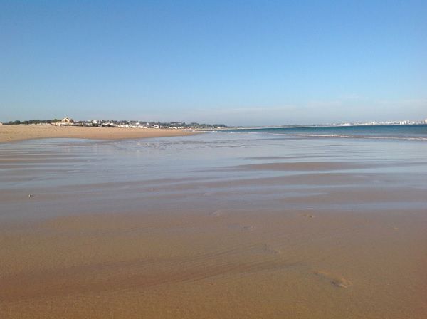 O troço termina em Lagos, uma das capitais turísticas do Algarve (Praia de São Roque com Meia Praia) DR