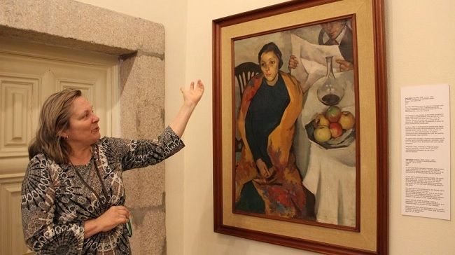 Responsável do museu Abel Manta junto do quadro "As Maçãs". Foto: Liliana Carona/Renascença. Responsável do museu Abel Manta junto do quadro "As Maçãs". Foto: Liliana Carona/Renascença.