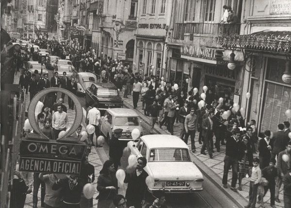 Fotografia da Operação Balão, Coimbra, 1969. Na Rua Ferreira Borges, a caminho do largo da Portagem. Fotografia da Operação Balão, Coimbra, 1969. Na Rua Ferreira Borges, a caminho do largo da Portagem.