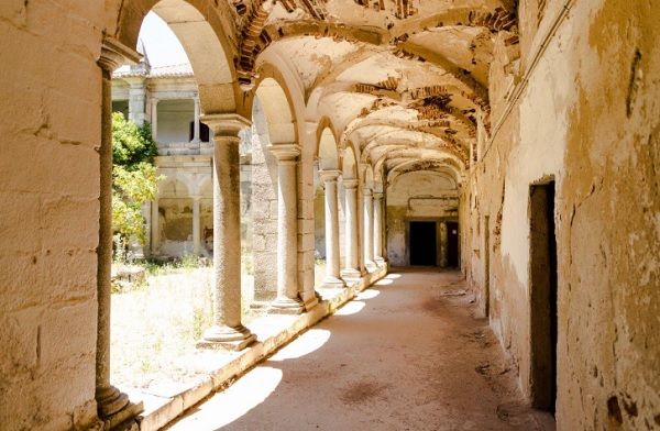 O claustro do piso térreo, que ameaça ruir_Andreia Carvalho O claustro do piso térreo, que ameaça ruir_Andreia Carvalho
