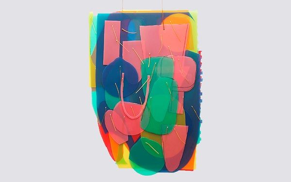 Sem título, 2018, Pedro Sequeira (1976). Colar. Micas plásticas de arquivo, fio de couro e latão. Coleção Liesbeth den Besten. Fotografia do artista Sem título, 2018, Pedro Sequeira (1976). Colar. Micas plásticas de arquivo, fio de couro e latão. Coleção Liesbeth den Besten. Fotografia do artista