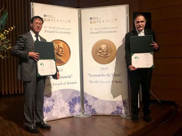 Paulo Branco e doutor Zhong Lin Wang, distinguido com o Prémio Mundial da Ciência Albert Einstein.