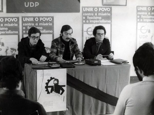1976: José Mário Branco (ao centro) na conferência de imprensa da União Democrática Popular (UDP) - Foto Arquivo DN