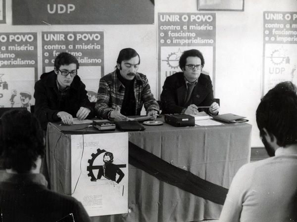 1976: José Mário Branco (ao centro) na conferência de imprensa da União Democrática Popular (UDP) - Foto Arquivo DN 1976: José Mário Branco (ao centro) na conferência de imprensa da União Democrática Popular (UDP) - Foto Arquivo DN