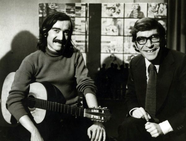 1974: José Mário Branco com Luís Filipe Costa no programa da RTP, "O Caso da Semana" - Foto Arquivo DN