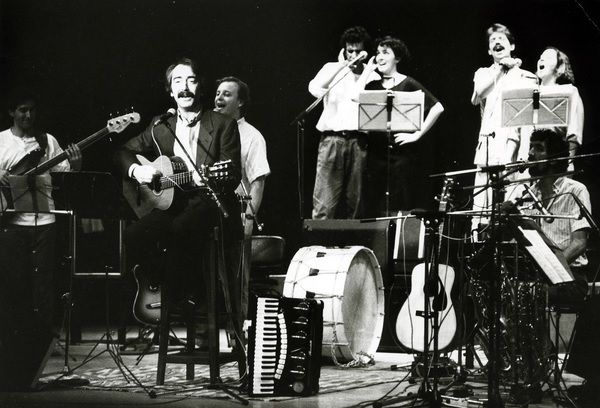 1987: espetáculo no Teatro Villaret, em Lisboa - Foto Arquivo DN 1987: espetáculo no Teatro Villaret, em Lisboa - Foto Arquivo DN