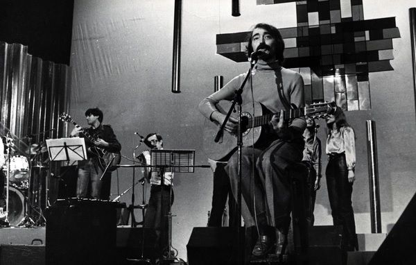 1983: José Mário Branco, espectáculo de apresentação da União Portuguesa dos Artistas de Variedades (UPAV), no Coliseu dos Recreios, em Lisboa.© Arquivo DN