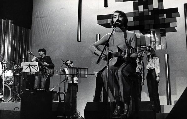 1983: José Mário Branco, espectáculo de apresentação da União Portuguesa dos Artistas de Variedades (UPAV), no Coliseu dos Recreios, em Lisboa.© Arquivo DN 1983: José Mário Branco, espectáculo de apresentação da União Portuguesa dos Artistas de Variedades (UPAV), no Coliseu dos Recreios, em Lisboa.© Arquivo DN