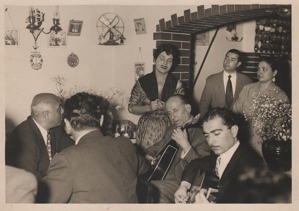 Amália Rodrigues e Argentina Santos na Parreirinha de Alfama© Museu do Fado