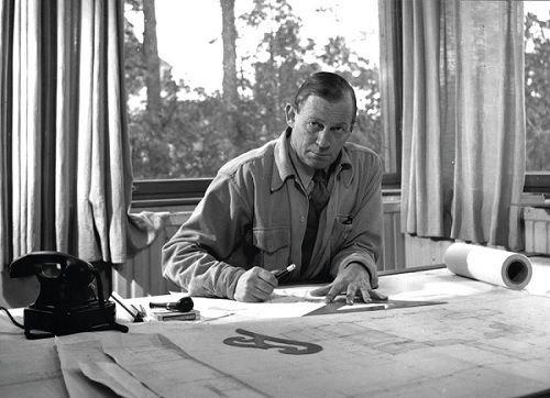 Alvar Aalto in his studio, 1945. © Alvar Aalto Foundation.