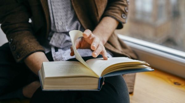 O romance "Um símbolo Vivo" valeu a Cristina Cosme o Prémio Revelação Agustina Bessa-Luís ©  Shutterstock