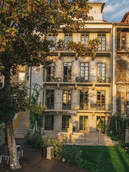 A casa Menina Colina ergue-se na Rua Doutor Alberto Aires Gouveia no centro do Porto