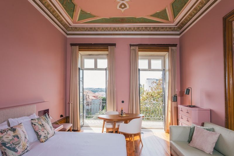 Seis dos nove quartos têm varandas com vistas generosas para o grande jardim Seis dos nove quartos têm varandas com vistas generosas para o grande jardim
