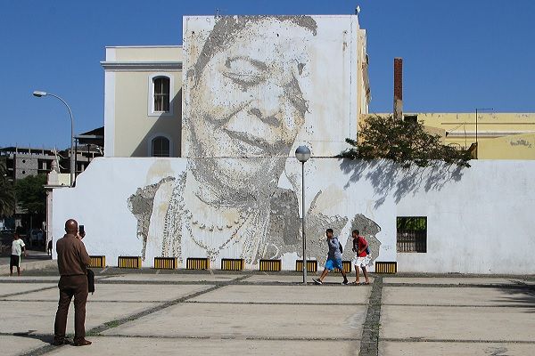 Mural construído à força de berbequim no Mindelo. Foto: Fernando de Pina/ Lusa