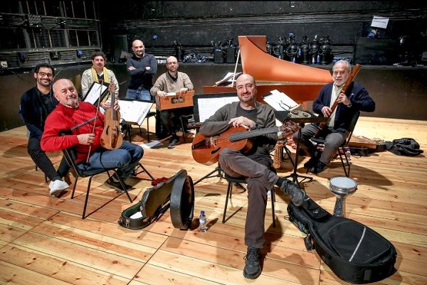 Os músicos espanhóis e portugueses e o produtor Carlos Gomes_Nuno Ferreira Santos Os músicos espanhóis e portugueses e o produtor Carlos Gomes_Nuno Ferreira Santos
