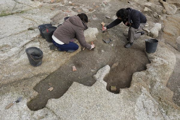 Arqueólogos durante as escavações no concelho de Trancoso, distrito da Guarda_Miguel Pereira da Silva/LusaIRA DA SILVA/LUSA