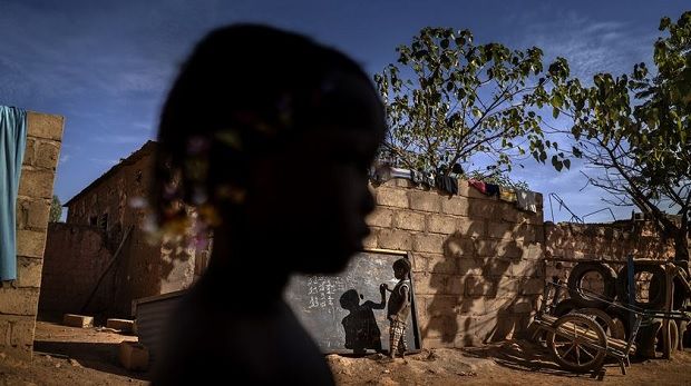 Antonio Aragón Renuncio também ganhou uma menção honrosa com uma imagem que retrata um ensino alternativo organizado secretamente pelas próprias crianças do Burkina Faso Antonio Aragón Renuncio também ganhou uma menção honrosa com uma imagem que retrata um ensino alternativo organizado secretamente pelas próprias crianças do Burkina Faso