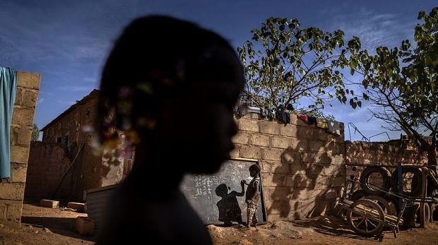 Antonio Aragón Renuncio também ganhou uma menção honrosa com uma imagem que retrata um ensino alternativo organizado secretamente pelas próprias crianças do Burkina Faso