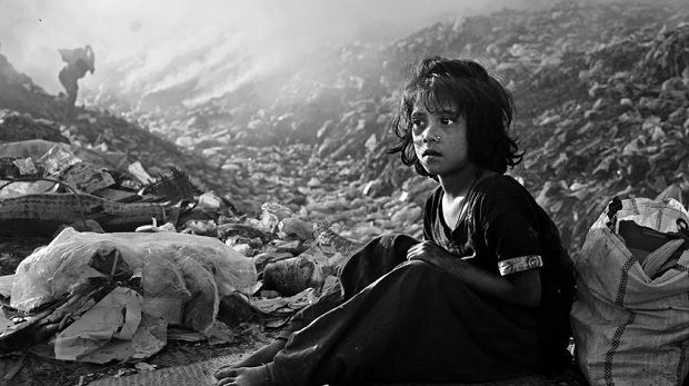 Criança que recolhe lixo no Bangladesh. Mohammad Shahnewaz Khan, menção honrosa