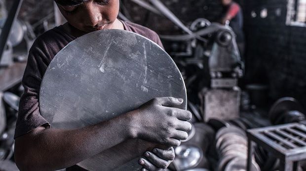 Criança de 13 anos, trabalhadora na fábrica de família, no Bangladesh. Sang Moo Han, menção honrosa