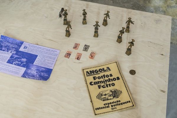 Algumas das obras expostas dialogam com materiais que foram produzidos na Exposição Colonial - Cortesia Interstruct Collective Algumas das obras expostas dialogam com materiais que foram produzidos na Exposição Colonial - Cortesia Interstruct Collective
