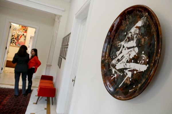 Peça de Vhils (Alexandre Farto) para a Bordallo Pinheiro no átrio da residência oficial_Nuno Ferreira Santos