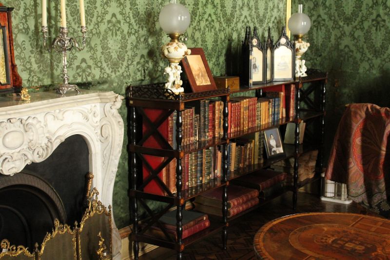 Detalhe de estante com livros Detalhe de estante com livros