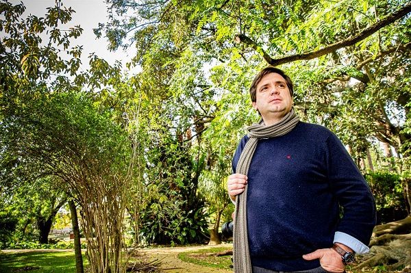 O botânico César Garcia, responsável pela gestão do Jardim Botânico Tropical © Reinaldo Rodrigues/Global Imagens