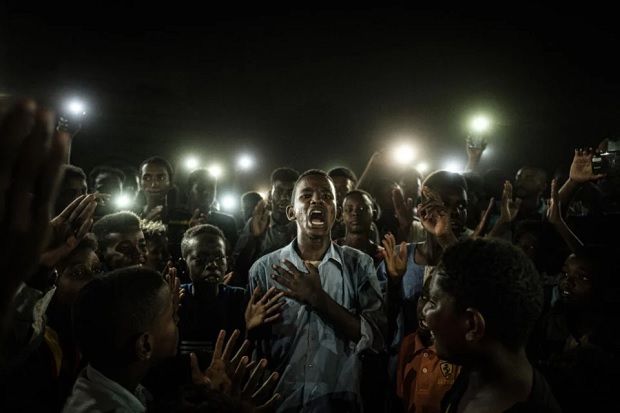 Straight Voice, protestos num Sudão às escuras: a fotografia do ano_Yasuyioshi Chiba/AFP