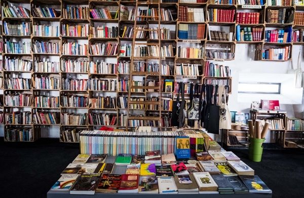 A Livraria do Mercado é na rua principal e uma das mais procuradas da vila_Rui Gaudêncio A Livraria do Mercado é na rua principal e uma das mais procuradas da vila_Rui Gaudêncio